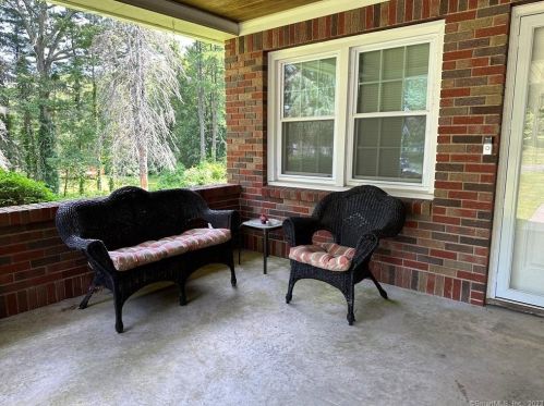 28 Cardinal Dr, Huntington, CT 06484-3538