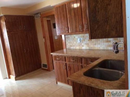 2021 Oak Tree Rd, Edison, NJ 08820-2035