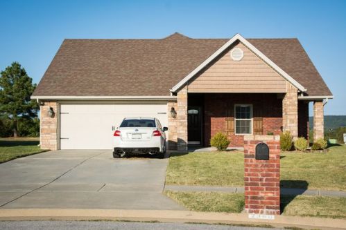 2390 Bunker Ln, Fayetteville, AR 72730-9567