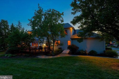 1991 Pickering Trl, Lancaster PA 17601-4972 exterior