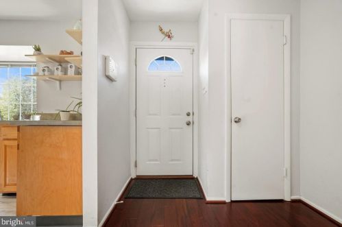 7035 Leewood Forest Dr, Springfield, VA 22151-3922