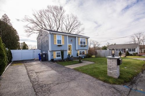 1 Roberta St, Providence, RI 02904-4553