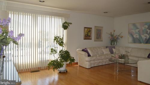 1129 Foster St, Philadelphia, PA 19116-3771