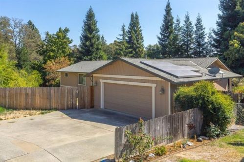 12746 Manor Dr, Auburn, CA 95603-3622