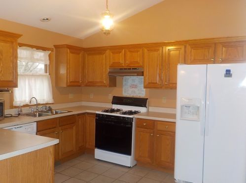233 Brian St, Sycamore, IL 60178-1161