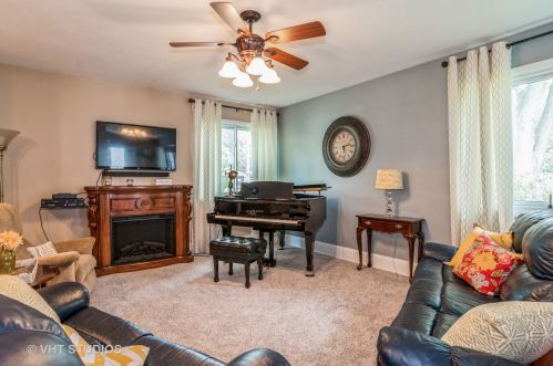 1851 Deerfield Ct, Hanover Park, IL 60133-5214