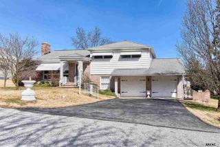 43 Crestview Dr, York, PA 17402-4908