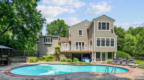 5 Oakwood Rd, Allendale, NJ 07401-2108