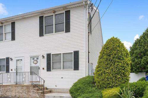 13 Sunflower Cir, Providence, RI 02911-2769