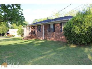 46 Broad St, Bowman, GA 30624-2013