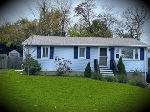 11 Model Ave, Warwick, RI 02889-3817