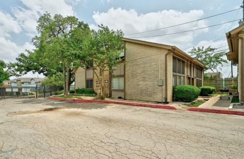 2124 Burton Dr, Austin TX  78741-4161 exterior