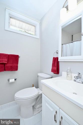 8513 Fairburn Dr, Springfield VA  22152-3225 exterior