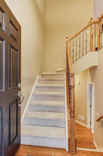 201 Narragansett Ct, Morton Grove, IL 60053-4402