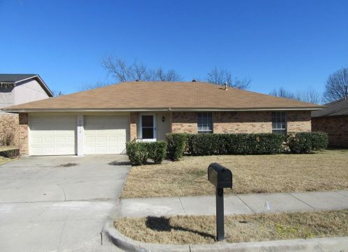 7012 Betsy Ross Ct, Fort Worth, TX 76148-1917