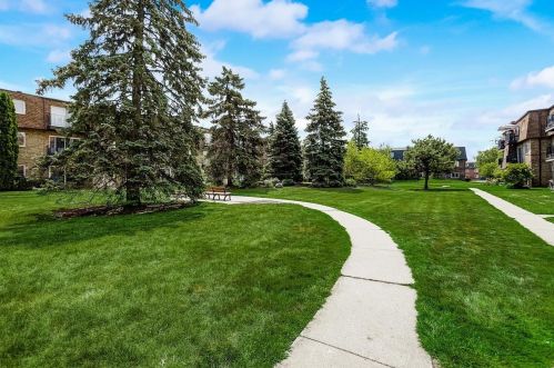 9435 Bay Colony Dr, Des Plaines IL  60016-3626 exterior