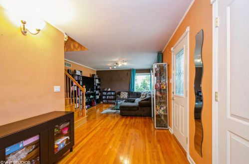 7442 Davis St, Morton Grove, IL 60053-1707