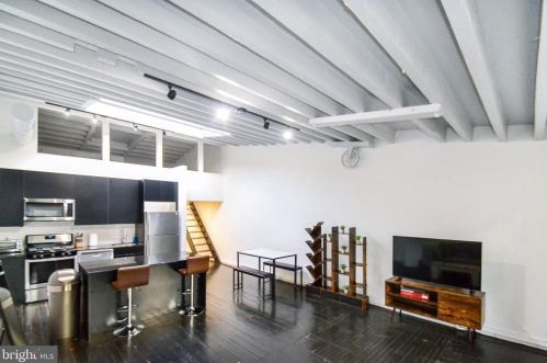 305 3rd St, Philadelphia, PA 19106-1248