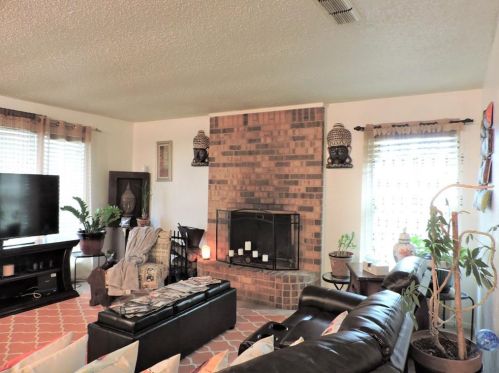 6812 Brentwood Stair Rd, Fort Worth TX  76112-3319 exterior