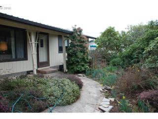 559 Evergreen Loop, Winchester Bay, OR 97467-1940