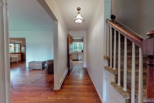 1 Midwood Ave, Allendale, NJ 07401-2219