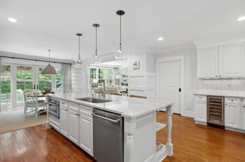 554 Mnr Rdg Dr, Atlanta GA  30305-3512 exterior