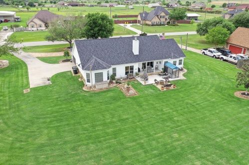 2966 Circle St, Sealy, TX 77474-3918