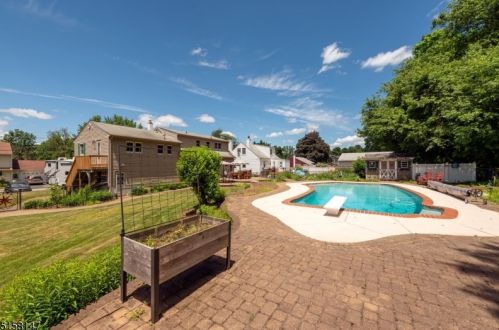 32 Beaver Brook Ln, Parsippany, NJ 07834-1305