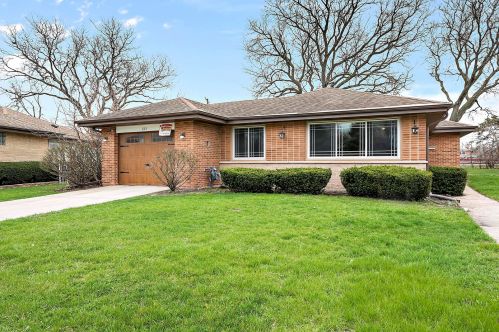 803 Golfview Dr, Mount Prospect, IL 60056-4324