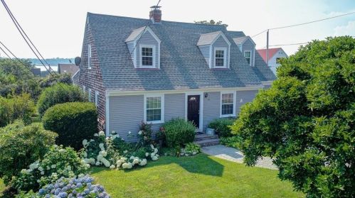 443 Wolcott Ave, Middletown, RI 02842-5947