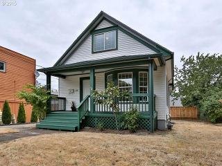 424 72nd Ave, Portland, OR 97215-1418