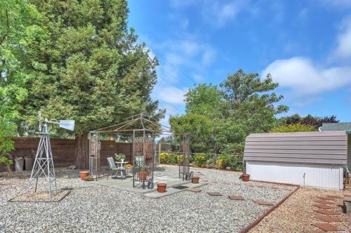 8007 Cliffrose St, Windsor, CA 95492-9538