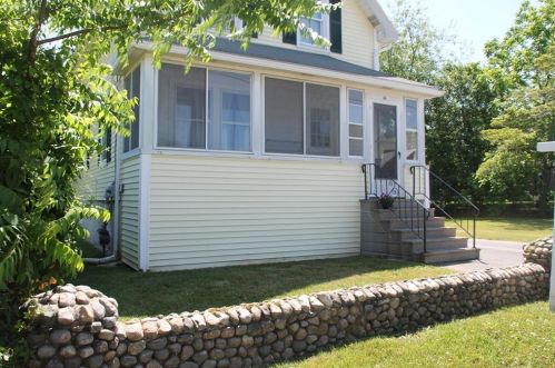 26 Hobart St, Westerly, RI 02891-2746