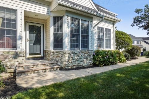 71 La Costa Dr, Annandale, NJ 08801-1664