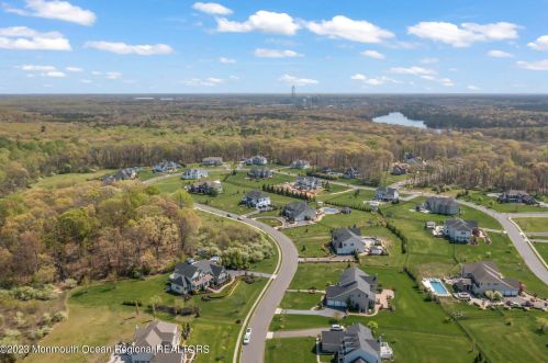 18 Weathervane Cir, Upper Freehold Township, NJ 08514-2536