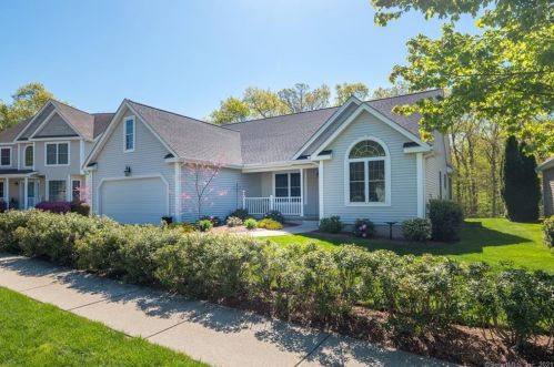 4 Spinnaker Dr, Niantic, CT 06357-1611
