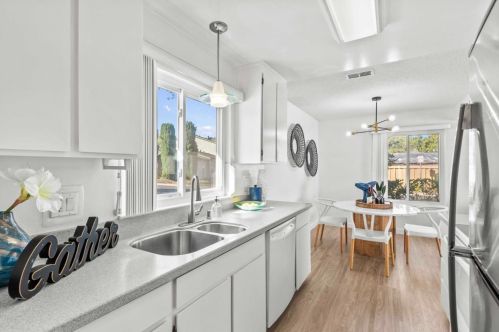 725 Fremont Ave, Sunnyvale, CA 94087-2805