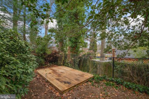 1253 Cresthaven Dr, Silver Spring MD 20903-1107 exterior