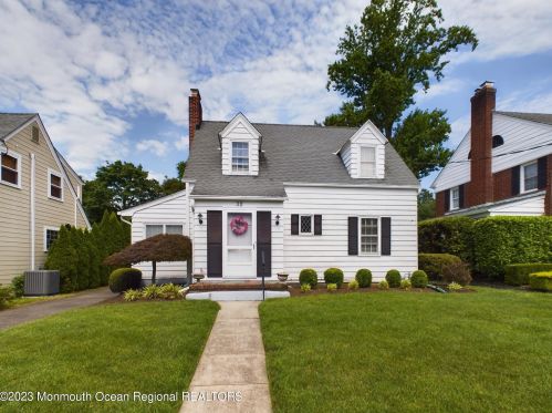 32 Kiawah Ave, East Freehold, NJ 07728-2055