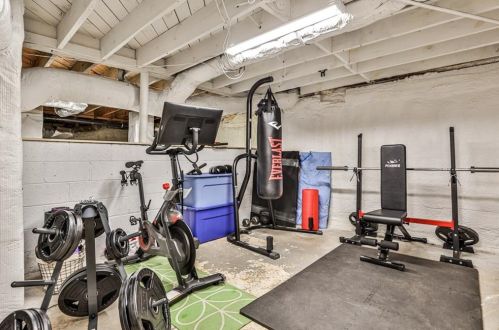 7225 Hunters Branch Dr, Atlanta GA  30328-1718 exterior