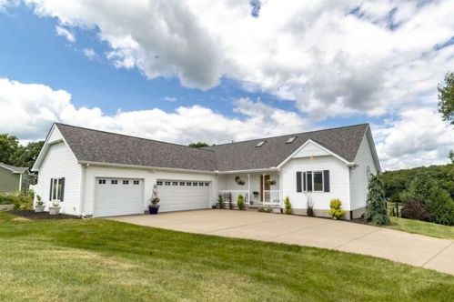 1304 Timberlake Dr, Richland Grove, IL 61281-9357