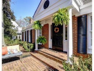 3579 Kingsboro Rd, Atlanta GA  30319-1310 exterior