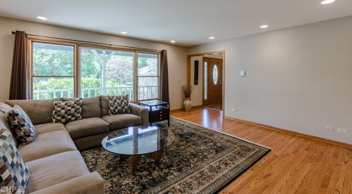 6529 Bentley Ave, Willowbrook IL 60527-1832 exterior