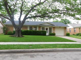 2726 Cunningham St, Irving TX  75062-7105 exterior