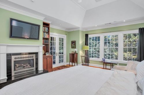 453 Manor Ridge Dr, Atlanta GA  30305-3509 exterior