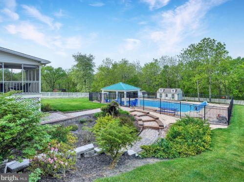 6 Meade Dr, Carlisle PA  17013-8124 exterior