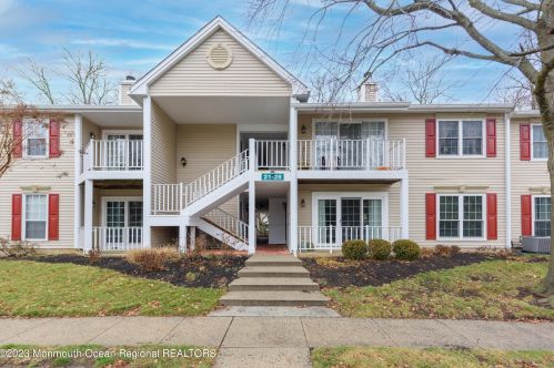 27 Sun Beau Ct, Tinton Falls, NJ 07724-3826