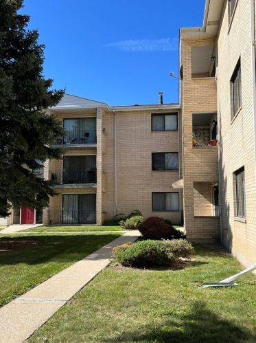 6332 Pershing Rd, Forest View, IL 60402-4101