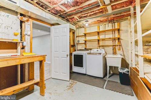 10014 Downeys Wood Ct, Springfield VA  22015-2730 exterior