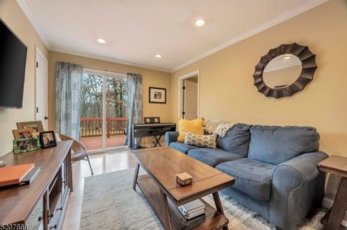 56 Rollins Trl, Hopatcong, NJ 07843-1746